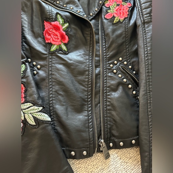 Embroidered leather jacket. - Picture 5 of 11